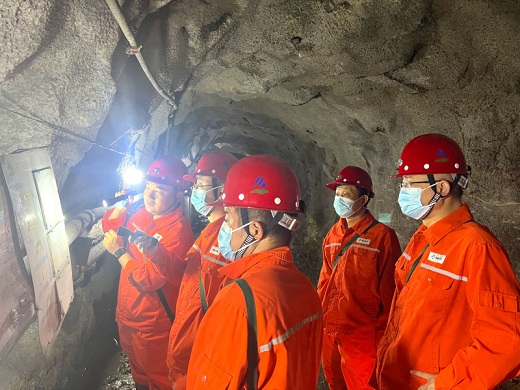 吳亞督查“雙節(jié)”期間新橋礦業(yè)井下安全生產