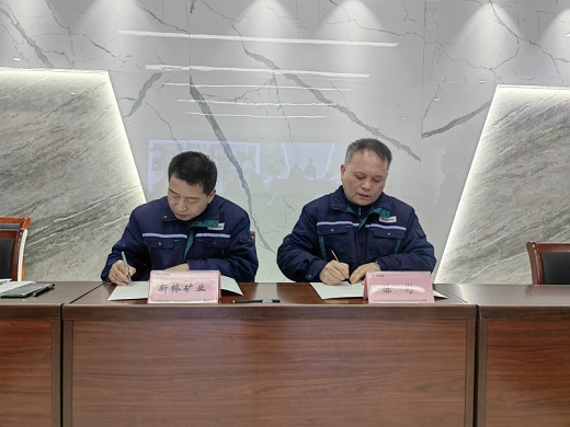 集團(tuán)公司與各單位簽訂安全環(huán)保目標(biāo)管理責(zé)任書