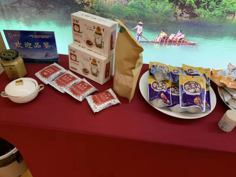 送上黨的關(guān)懷  致以節(jié)日問候  陳嘉生袁菊興等“七一”慰問生活困難黨員